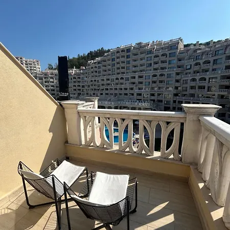 Wavehaven At South Bay Apartment Warna